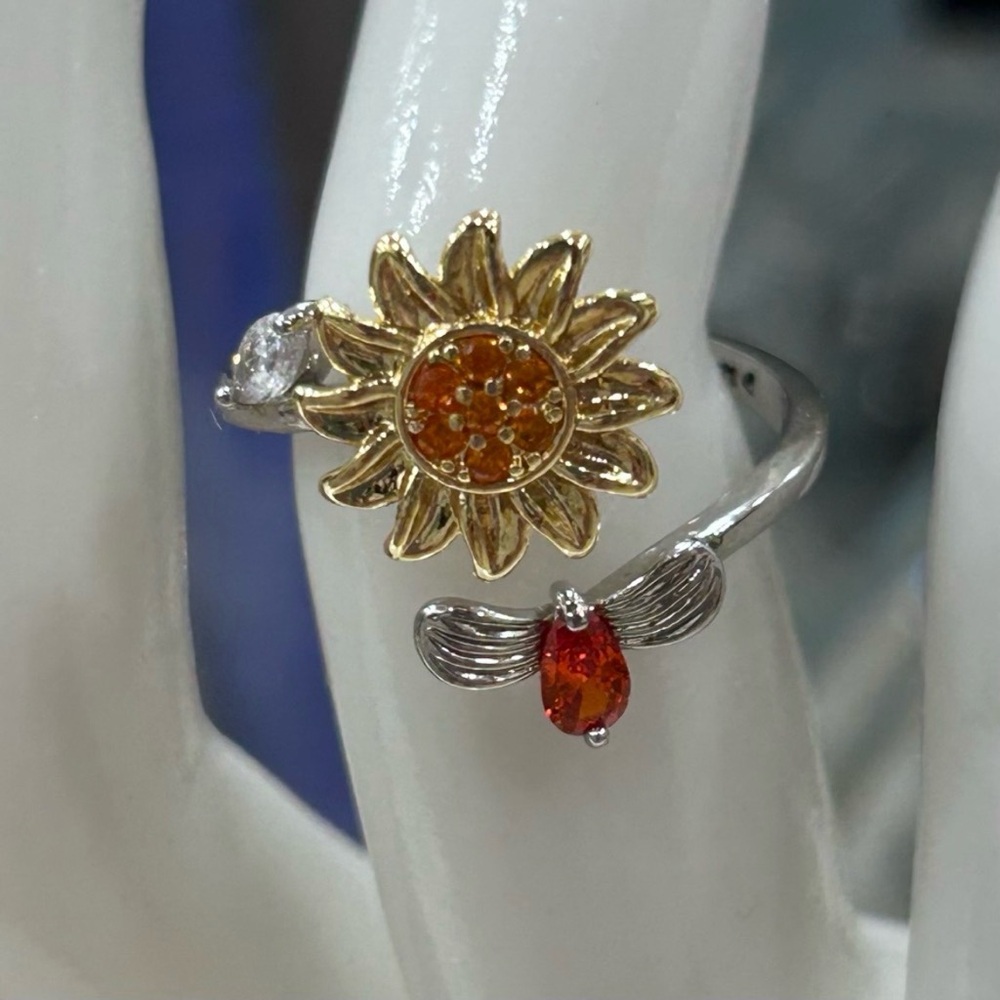 Cute Sunflower Bee
Spinner Fidget Bypass Ring
NWOT Orange Yellow
Rhinestones